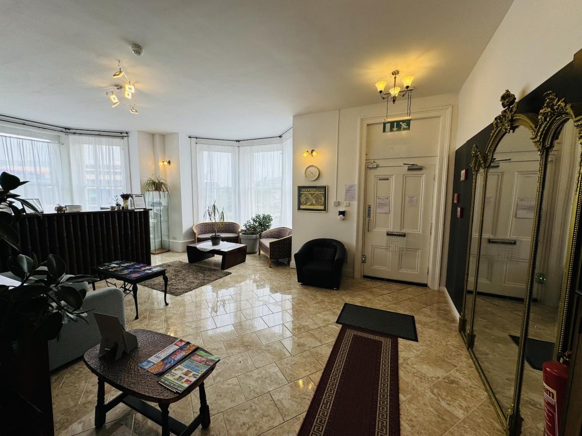 Carlton Court Hotel Eastbourne Ngoại thất bức ảnh